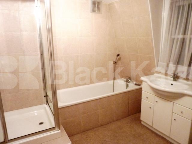 			4 BED - 2 BATH, 4 Bedroom, 1 bath, 1 reception Flat			 Gloucester Gardens, PADDINGTON  BAYSWATER